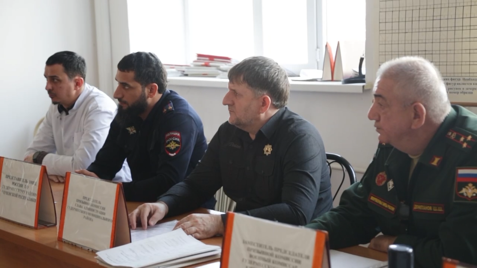 Глава района вместе с начальником отдела МВД РФ по Гудермесскому району Исхаком Чалаевым посетили военный комиссариат..