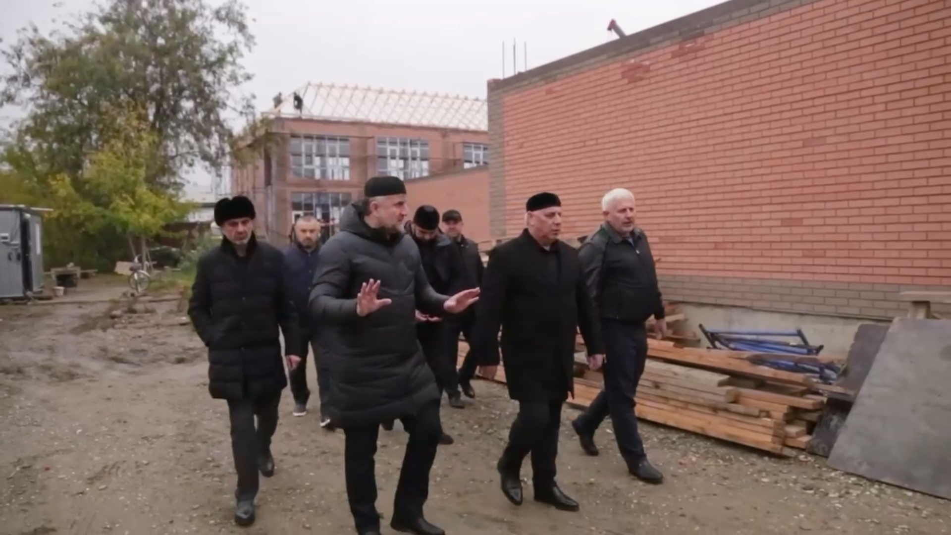 Сегодня Глава администрации района вместе с Башировым Усманом Цокаевичем провел инспекционный выезд в Гудермесе. .