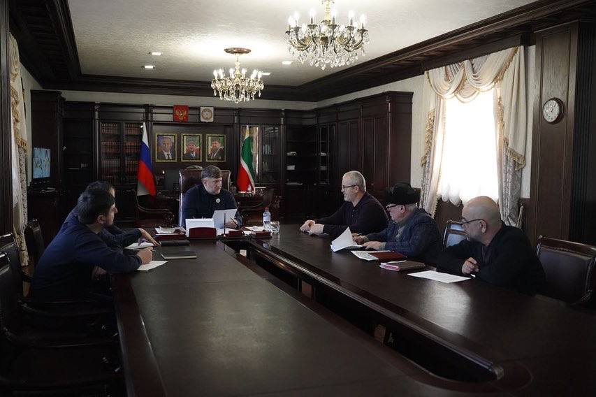 По окончанию селекторного совещания Хамзат Магамадов собрал у себя помощников, заместителей, начальника отдела ЖКХ и руководство ГУП «Водоканал».