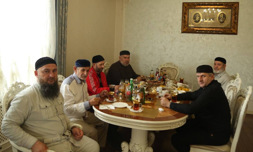 Хамзат Магамадов пригласил к себе на чай дорогих братьев.