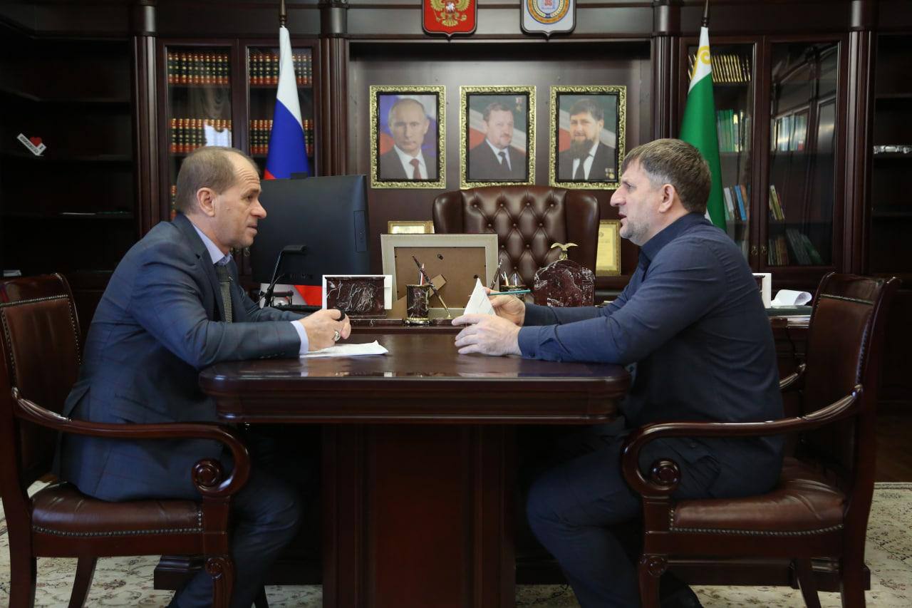 Хамзат Магамадов провел рабочую встречу с депутатом Парламента Чеченской Республики Висмурадовым Абухусайном Джандаровичем. .