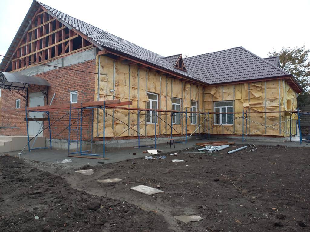 В с. Ишхой-Юрт продолжается капитальный ремонт ГБУ &quot;Гудермесская центральная районная больница&quot;.