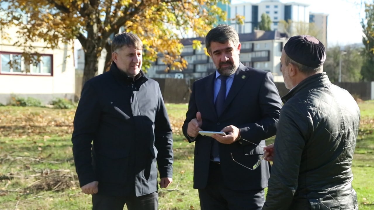 Хамзат Магамадов совместно с Министром строительства и ЖКХ ЧР Муслимом Зайпуллаевым проверили ряд участков в Гудермесе.