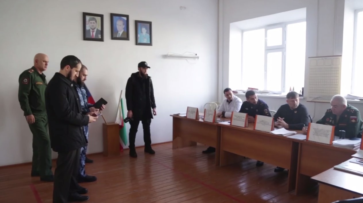 Хамзат Магамадов вместе с начальником отдела МВД РФ по Гудермесскому району Исхаком Чалаевым посетил военный комиссариат, где проходит ежегодный осенний призыв в армию. .