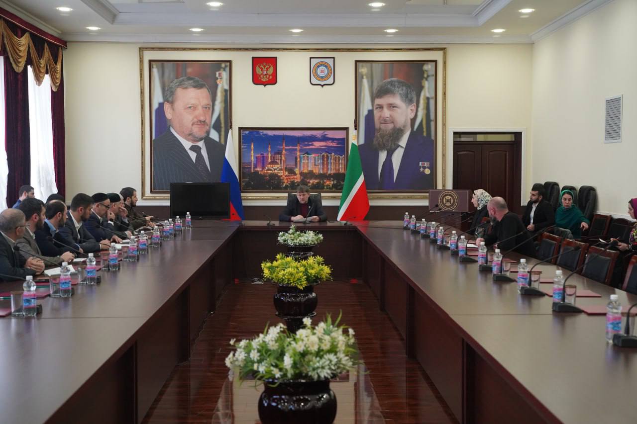 Хамзат Магамадов проверил ход субботника на территории аквапарка.