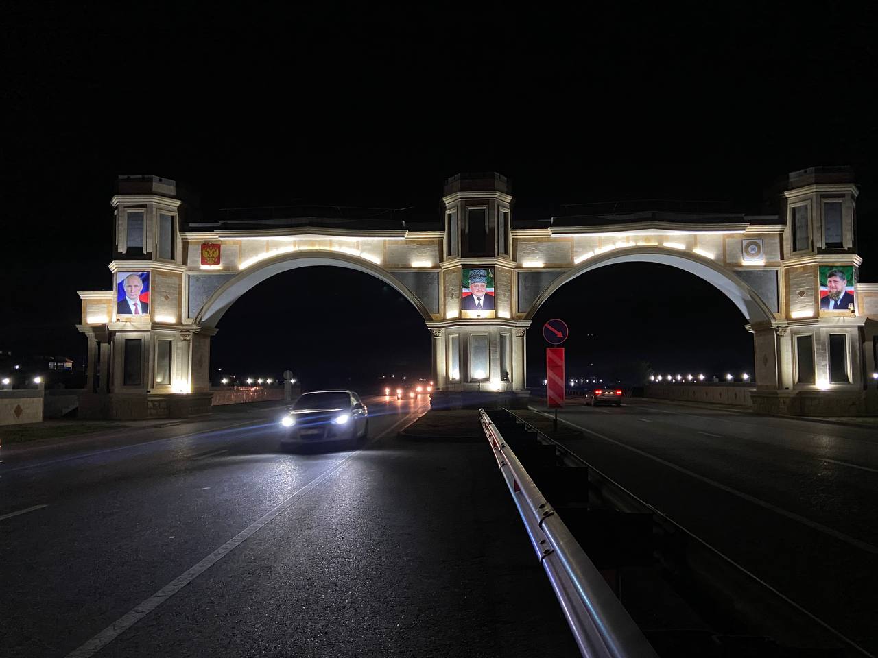 Восстановленные въездные арки Гудермеса.