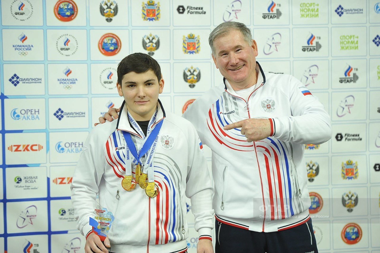 Спортсмен из Гудермесского района одержал победу в первенстве России по тяжелой атлетике среди юношей.