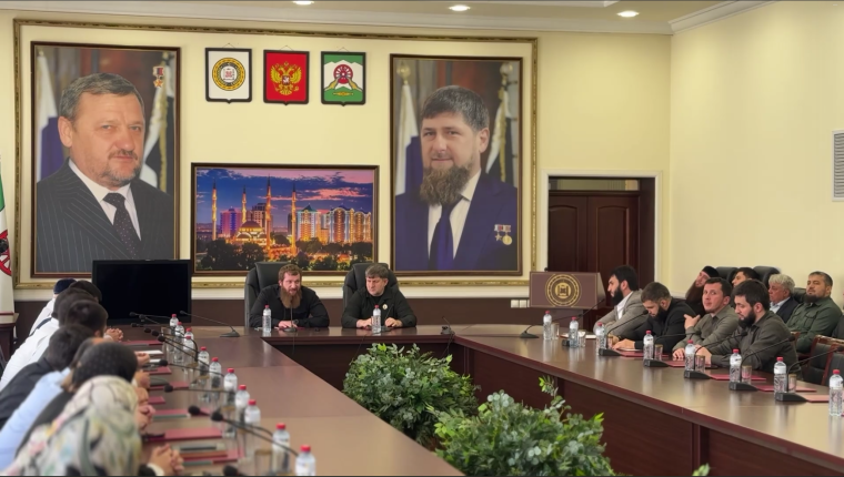 Совещание с руководителем секретариата Главы и Правительства ЧР Валидом Эдиловой. Совещание с руководителем секретариата Главы и Правительства ЧР Валидом Эдиловой.